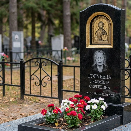 Памятник с иконой Христа из черного габбро-диабаза