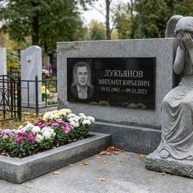 Памятник с коленопреклоненным ангелом из мансуровского гранита