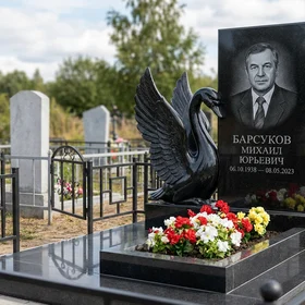 Памятник с лебедем из габбро-диабаза с распахнутыми крыльями
