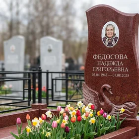 Памятник с лебедем из лезниковского гранита с волнообразной стелой