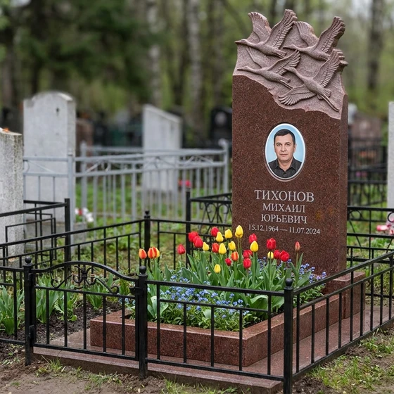 Памятник с журавлиным клином из лезниковского гранита с портретом