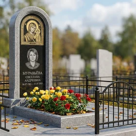 Памятник-стела с иконой богородицы из мансуровского гранита с золоченым окладом