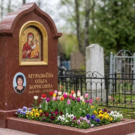 Памятник-часовня с мозаичной иконой из красного лезниковского гранита