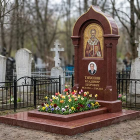 Памятник с мозаичной иконой из лезниковского гранита с овальной фотокерамикой