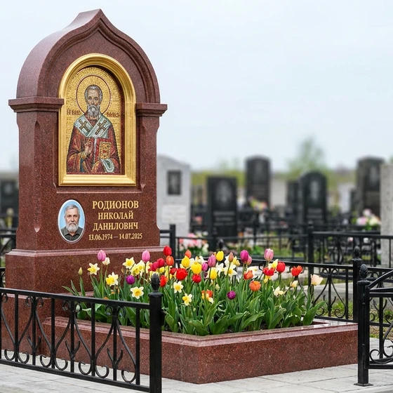 Памятник с мозаичной иконой из лезниковского гранита с цветной фотокерамикой