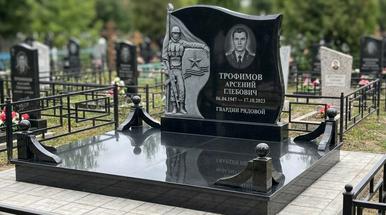 Пример дизайна: Гранитный памятник гвардии рядовому с рельефной фигурой солдата — фото и цена