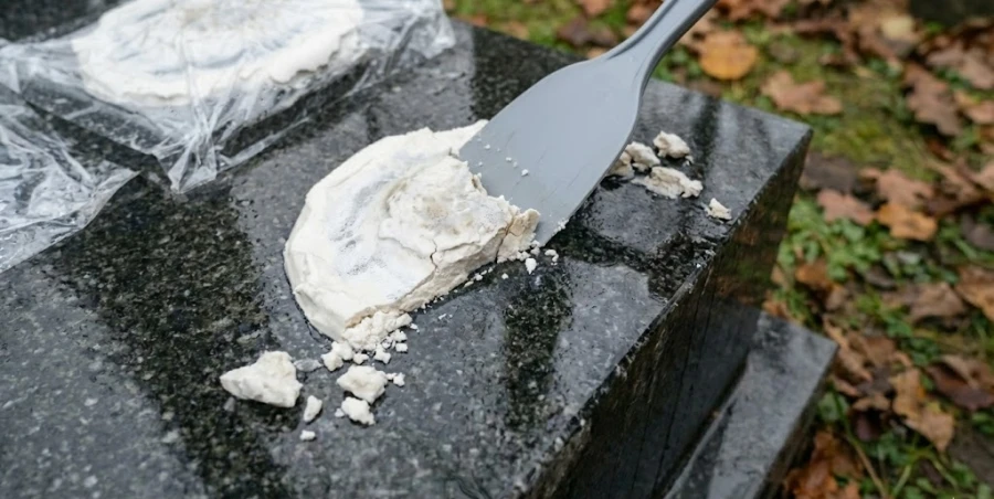 udalenie-pasty-shpatelem