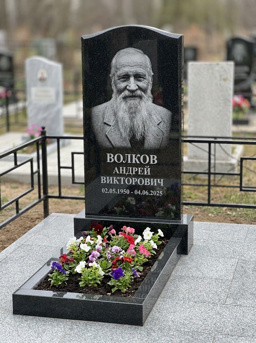 Портрет на памятнике в Краснодаре — Старый снимок восстановили, портрет по грудь — гравировка